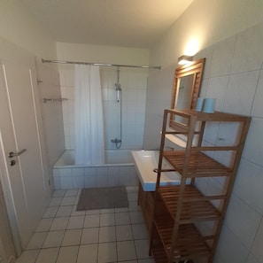 Duschwanne, Haartrockner, Toilettenpapier