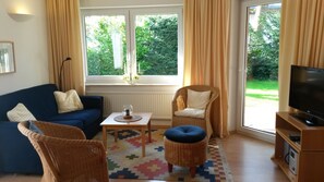 TV, DVD player, books, stereo - Top central, quiet apartment with garden: only 280m to the beach + preferred location! (Zingst)