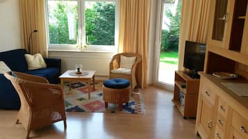 Fernseher, DVD-Player, Bücher, Stereoanlage