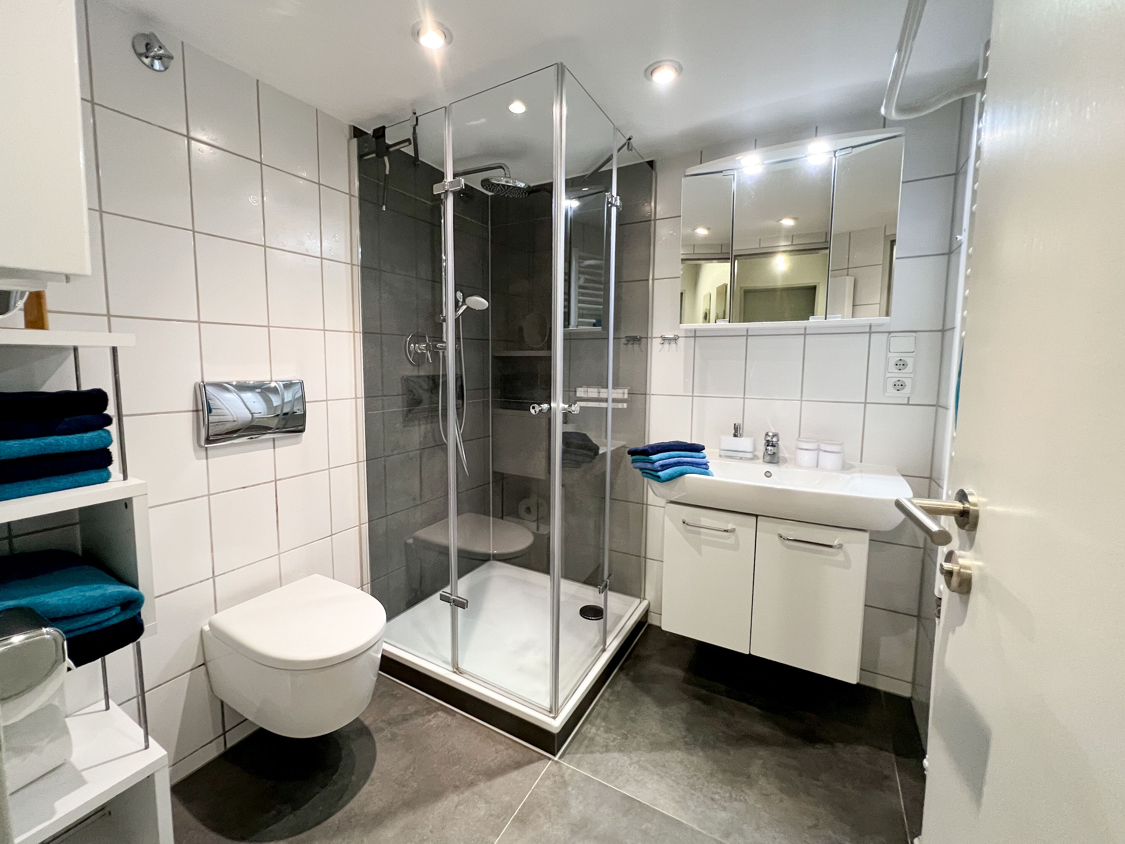 Dusche, Haartrockner, Handtücher