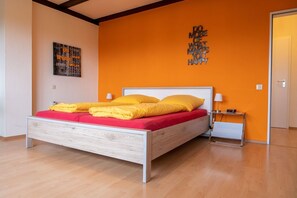 3 bedrooms, desk, iron/ironing board, WiFi