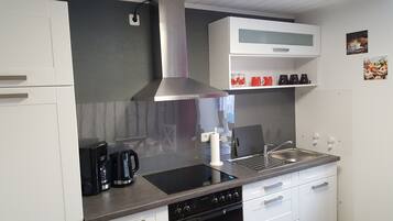 Kühlschrank, Mikrowelle, Herdplatte, Wasserkocher mit Kaffee-/Teezubehör