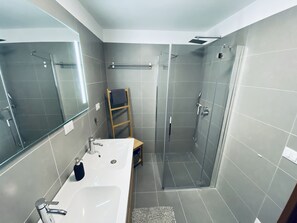 Shower, hair dryer, bidet, towels