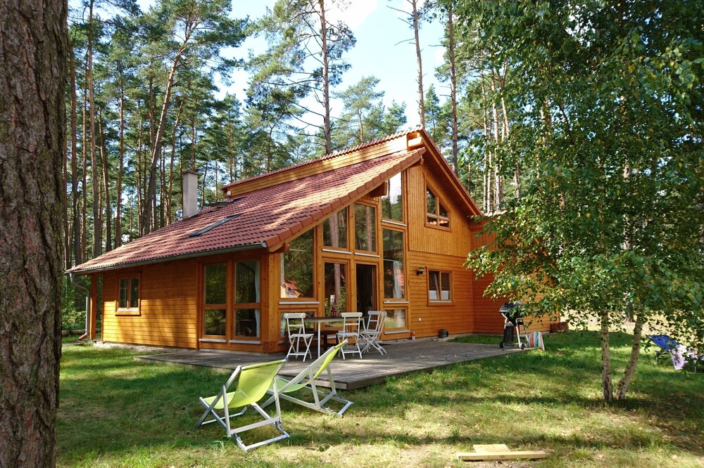 Stylish, light wood house by the woods in the immediate vicinity of clear lake