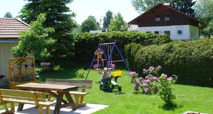 Ainutlaatuinen viihtyisä ja rauhallinen perheystävällinen huoneisto Baijerin metsässä