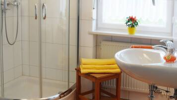 Dusche, Haartrockner, Handtücher, Seife