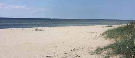 Vlak bij het strand, ligstoelen aan het strand