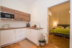 Frigorifero, microonde, forno, piano cottura