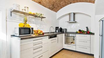 Fridge, microwave, stovetop, dishwasher