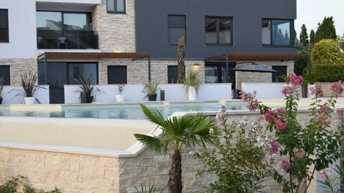 5 Sterne Apartment in neu gebauter exklusiven Anlage direkt am Meer mit Pool 