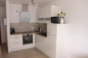 ثلاجة، ميكروويف، فرن، موقد طهي مسطح