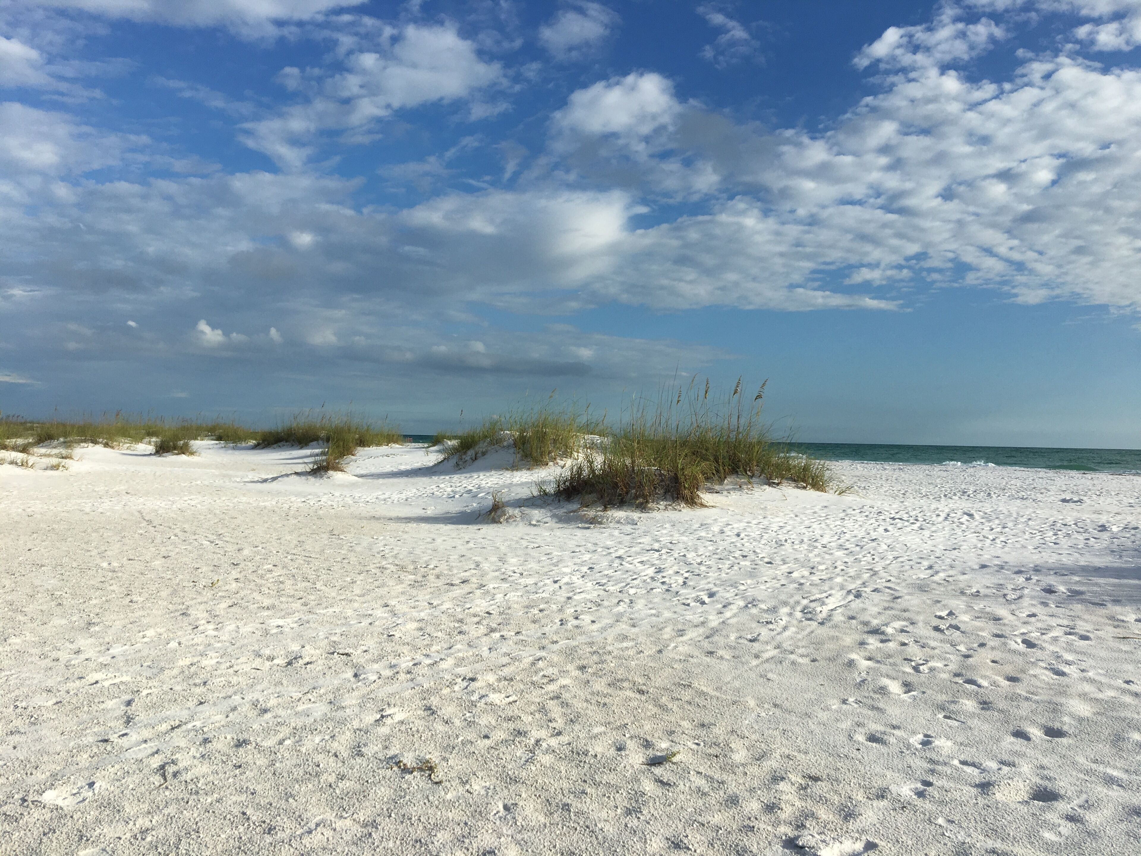 Nær stranden, solsenger og strandhåndklær