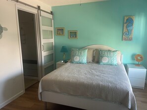 2 chambres, bureau, fer et planche à repasser, lit parapluie