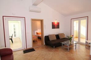 TV, fireplace - Meernahe Holiday Apartment Puccini in top location and panoramic view (Porec)