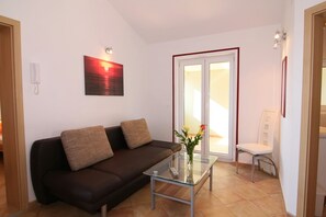 TV, fireplace - Meernahe Holiday Apartment Puccini in top location and panoramic view (Porec)