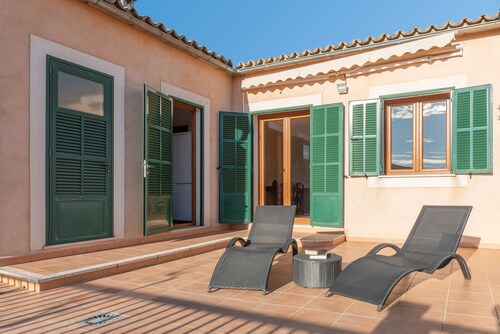 Cosy Holiday Apartment with Wi-Fi, Air Conditioning and Terrace