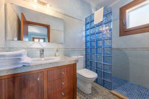 Bathtub, hair dryer, towels - Cosy Holiday Apartment with Wi-Fi, Air Conditioning and Terrace (Binissalem)