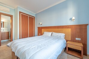 3 chambres, fer et planche à repasser, Wi-Fi gratuit, draps fournis