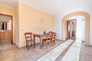 Dining - Cosy Holiday Apartment with Wi-Fi, Air Conditioning and Terrace (Binissalem)