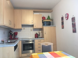 Geladeira, micro-ondas, cooktop, lava-louças