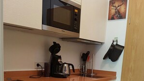 Kaffetrakter/tekoker, kjøleskap, mikrobølgeovn og kokeplater