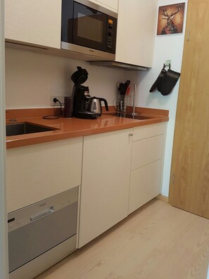 Réfrigérateur, micro-ondes, plaque de cuisson, lave-vaisselle