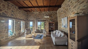 Télévision, lecteur de DVD, livres, vidéothèque