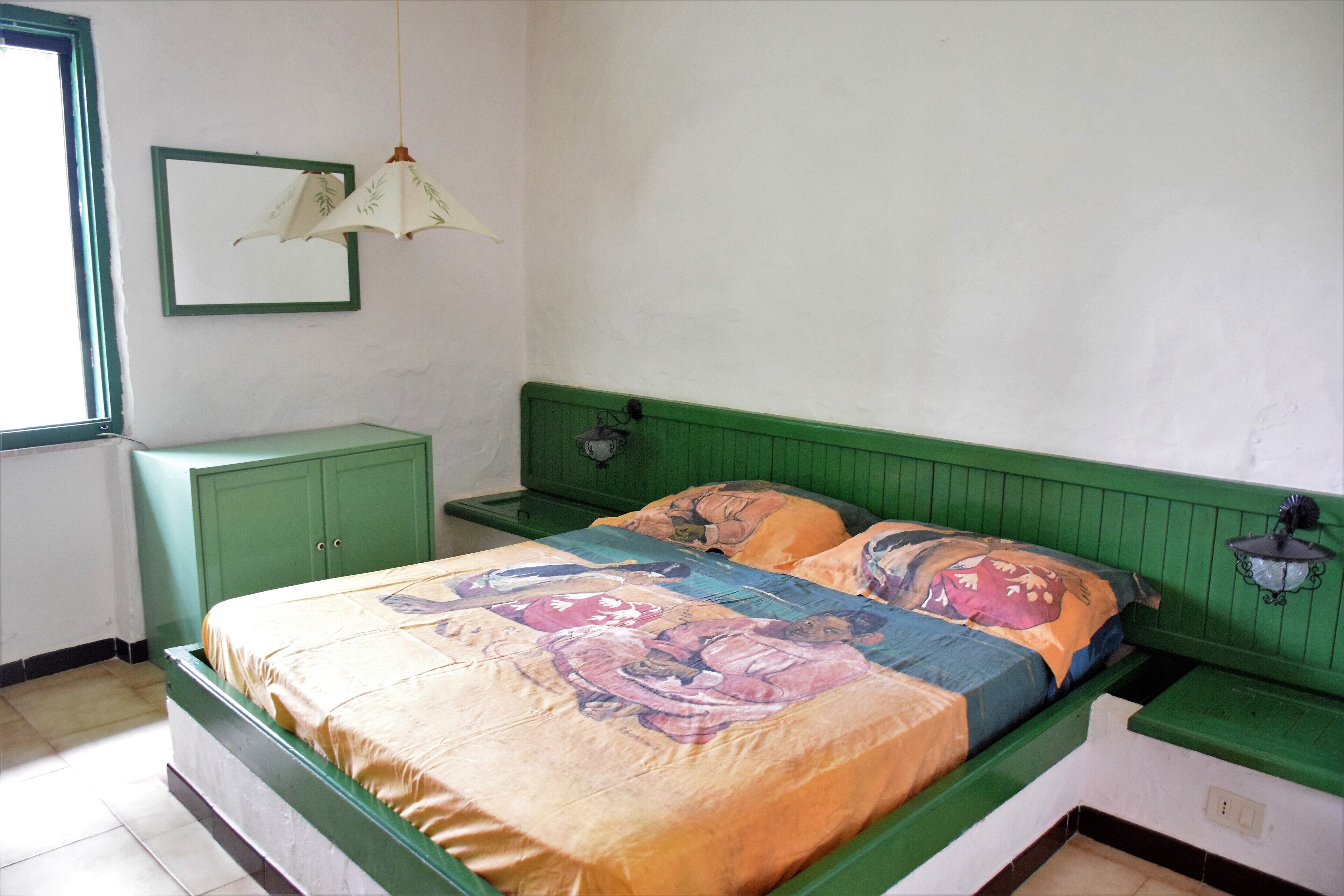 Semi-detached house with independent entrances