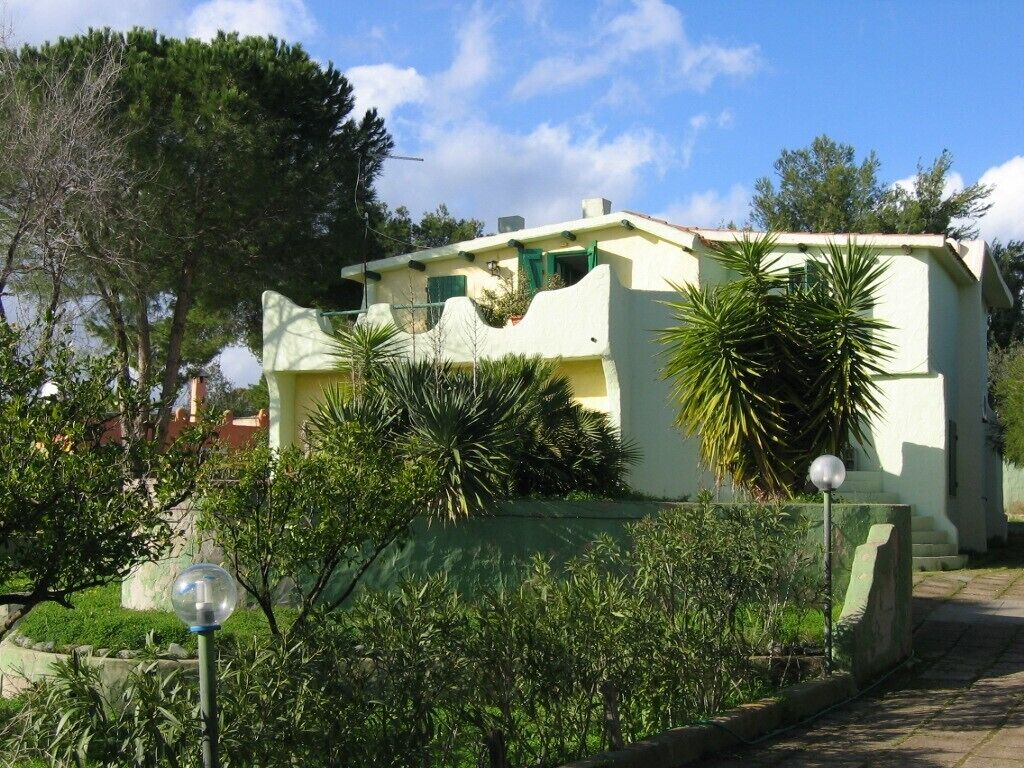 Semi-detached house with independent entrances