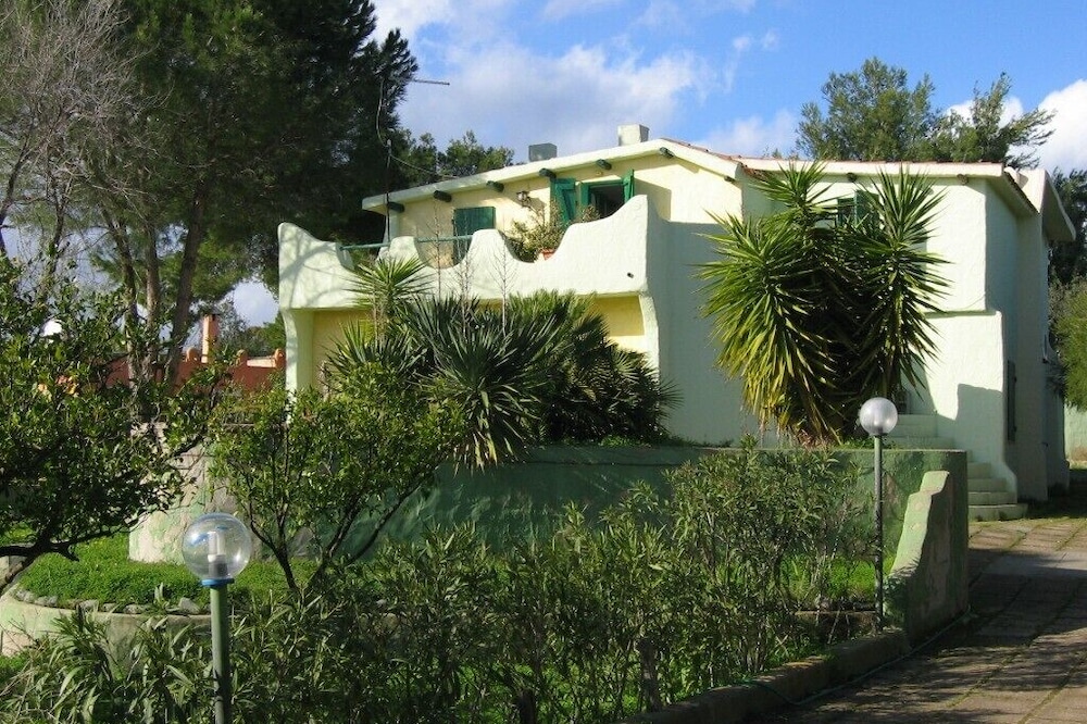Semi-detached house with independent entrances
