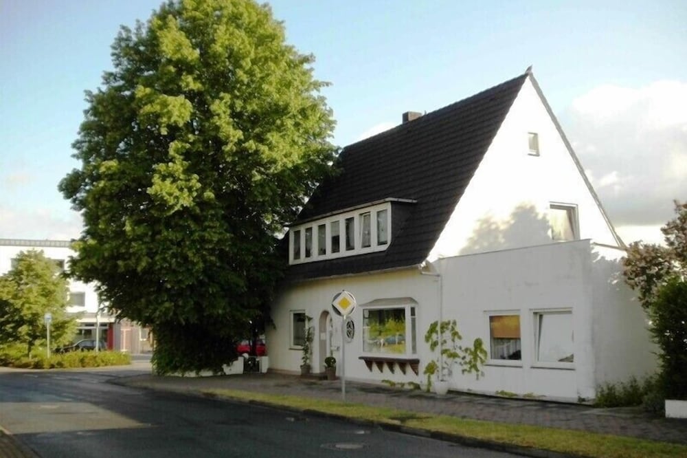 Town center, 10 km from Bremerhaven, shopping center and train station about 600 m