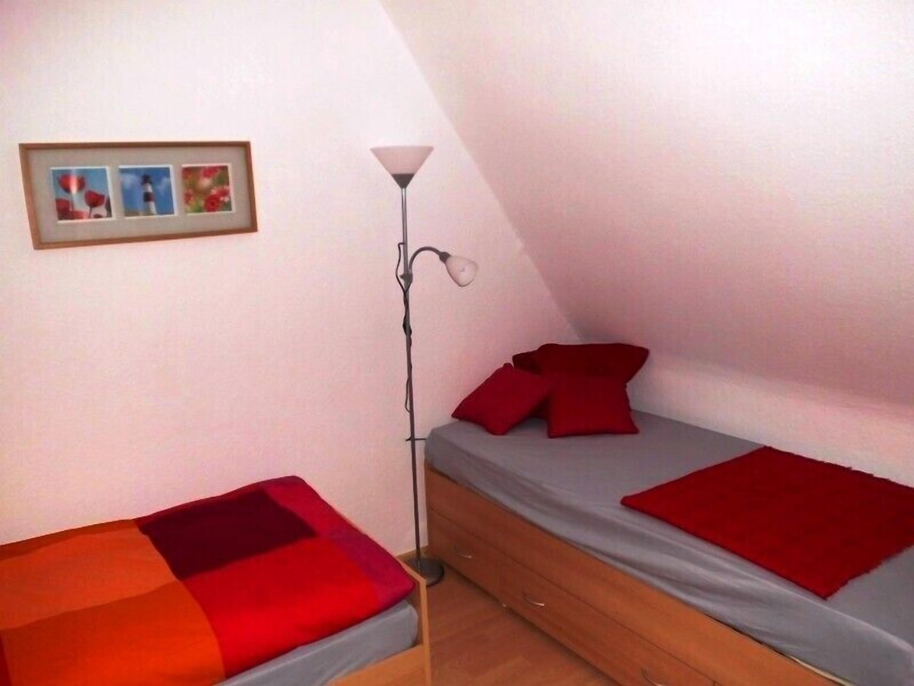 Town center, 10 km from Bremerhaven, shopping center and train station about 600 m 