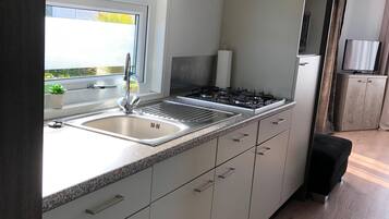 Een koelkast, een magnetron, een oven, een kookplaat