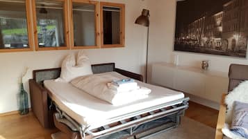 2 bedrooms, travel cot, free WiFi, bed sheets