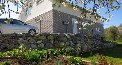 Asuminen uudessa rakennuksessa, joka takaa hyvinvoinnin aurinkoisella paikalla