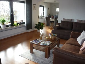 TV connectée, lecteur de DVD, livres, chaîne hi-fi