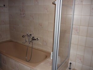 Een bad, een haardroger, een bidet, handdoeken