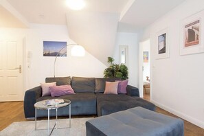 Televisión, reproductor de DVD, videoteca y estéreo 