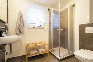 Dusche, Haartrockner, Handtücher