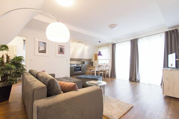 Fernseher, DVD-Player, Videothek, Stereoanlage