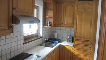 KĂŒhlschrank, Ofen, Herdplatte, GeschirrspĂŒler