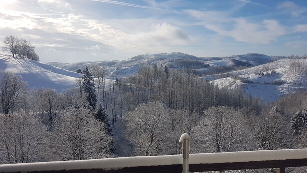 Eine verschneite Berglandschaft mit blauem Himmel.