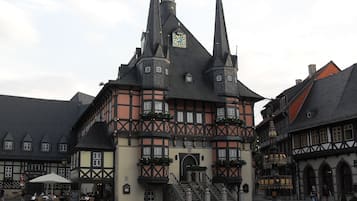 Un bâtiment historique doté d’un imposant clocher et d’une façade traditionnelle à pans de bois.
