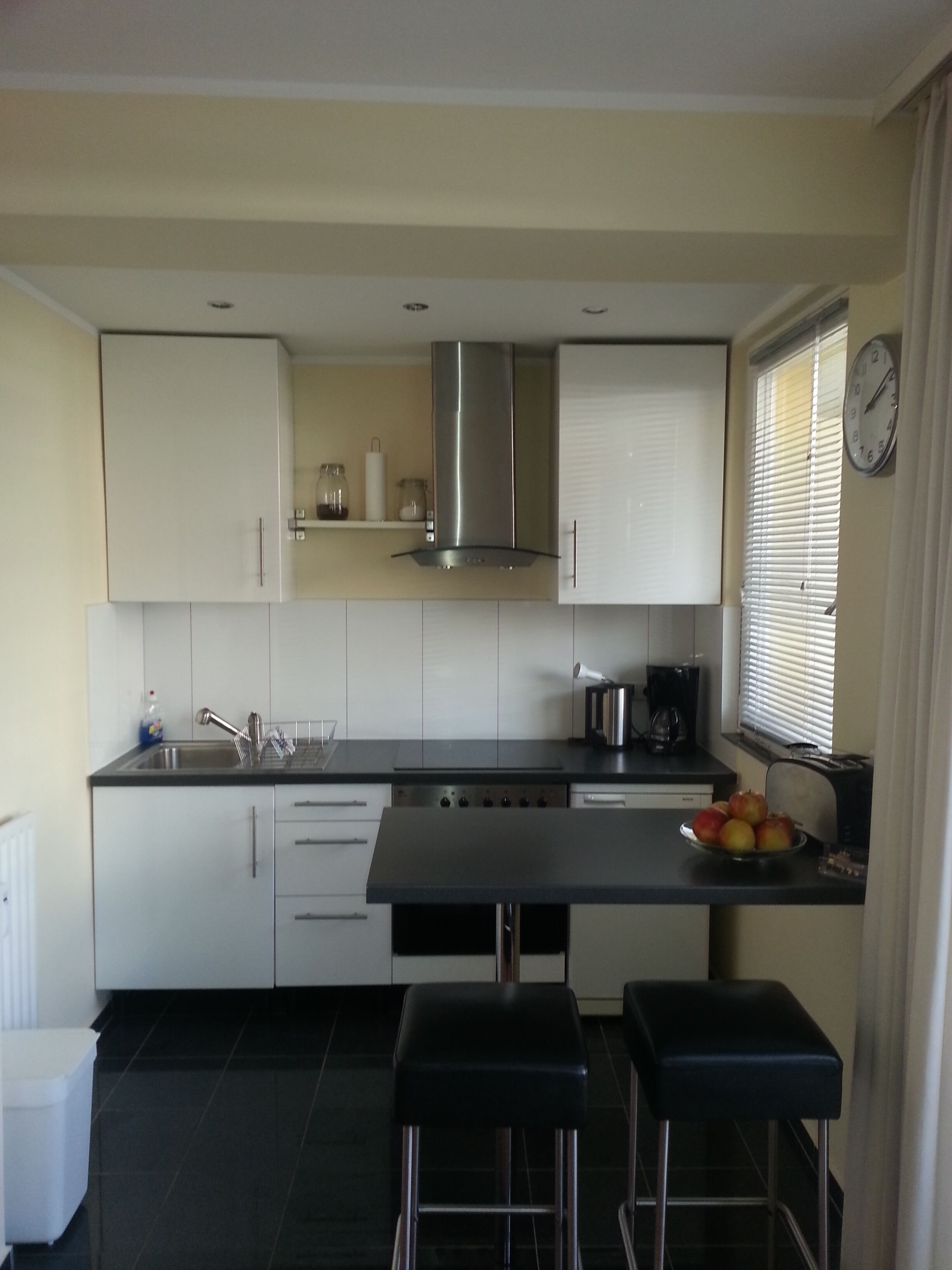 Fridge, oven, stovetop, coffee/tea maker