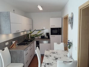 Fridge, microwave, oven, stovetop - Apartment on Usedom, ground floor, terrace, for 4 pers. (Ückeritz)