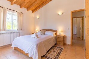 4 bedrooms, iron/ironing board, WiFi, bed sheets
