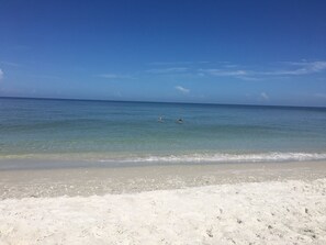 Ubicación cercana a la playa, tumbonas y toallas de playa