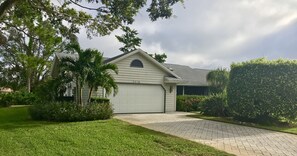Exterior - VILLA BELLY :-) heated pool. free WIFI, very private, Garage, BBQ, Kings Lake (Naples)