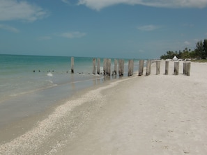 Playa en los alrededores, camastros y toallas de playa