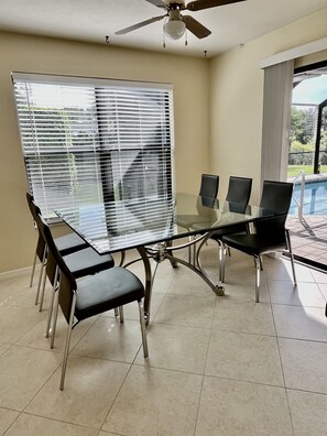Dining - VILLA BELLY :-) heated pool. free WIFI, very private, Garage, BBQ, Kings Lake (Naples)